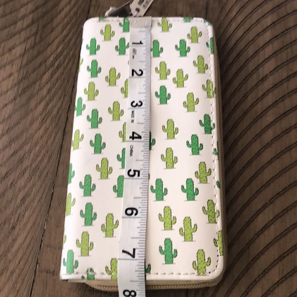 NWT Lucky 🍀 Cacti 🌵 Vegan 🌱 Zip Wallet 12 card inserts zip coin Secure!